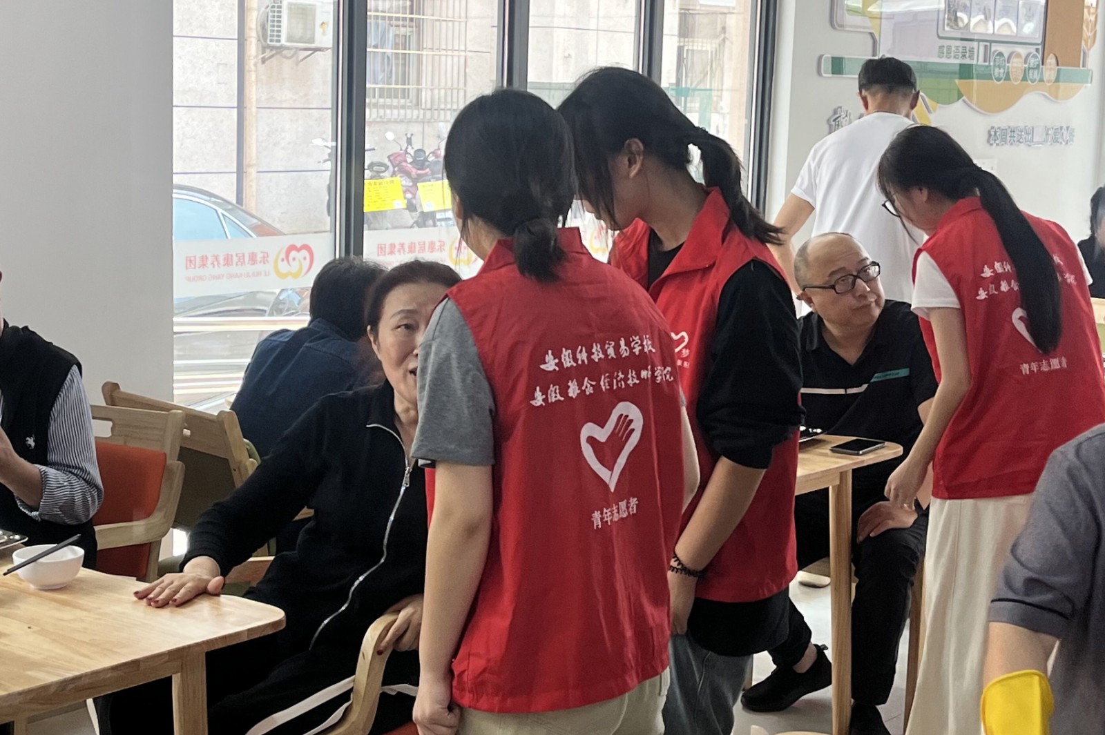 进社区2.jpg